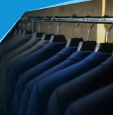 Camisas azules en cercas colocadas en fila_mobile