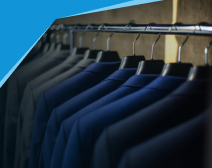 Camisas azules en cercas colocadas en fila