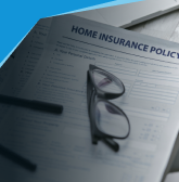 Lentes y lapicero sobre formularios de seguros_mobile