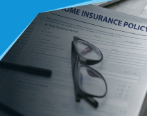 Lentes y lapicero sobre formularios de seguros